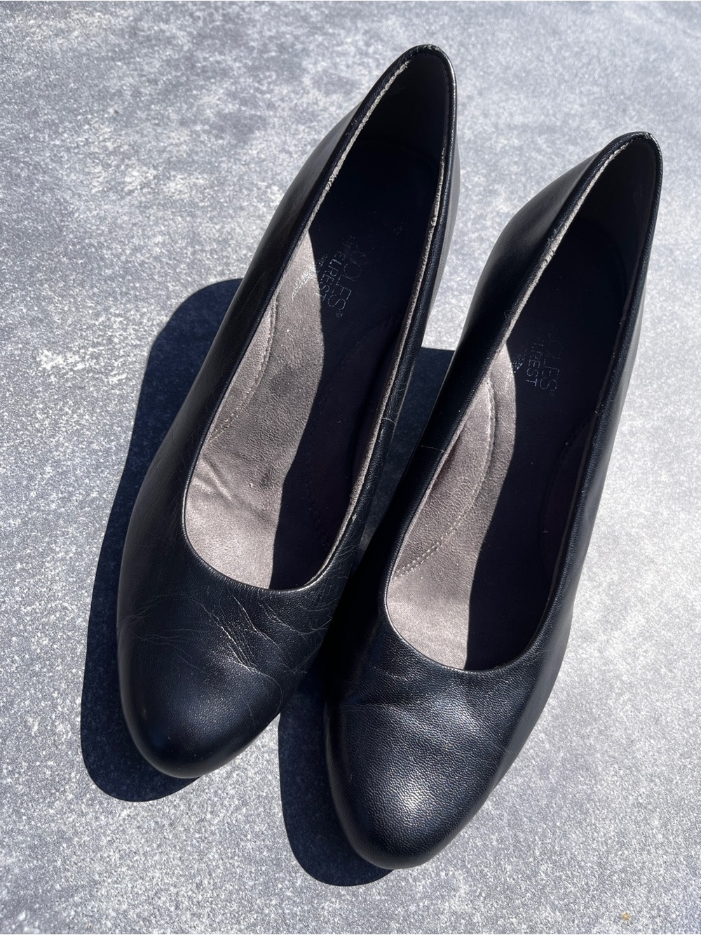 AEROSOLES Black Leather Round-Toe Heels